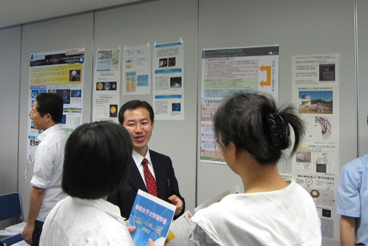 和歌山大学のブースにもたくさんの高校生が話を聞きに訪れました。