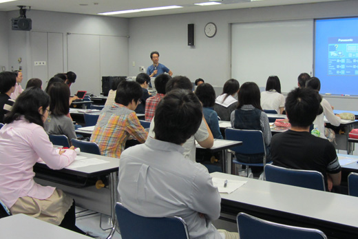 和歌山大学のブースにもたくさんの高校生が話を聞きに訪れました。