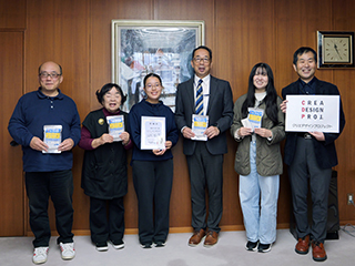 完成した製品をもって学長室にて関係者と記念写真