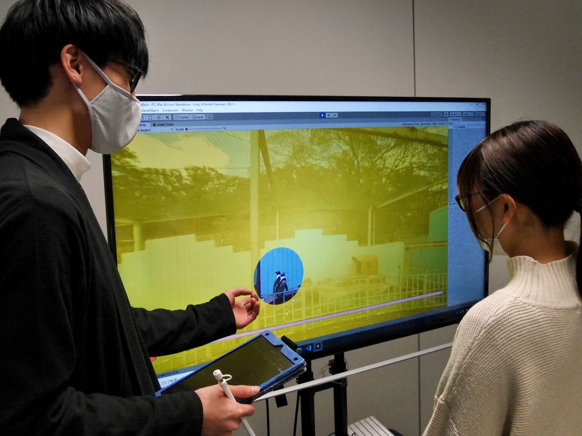 大型ディスプレイとタブレットを用いたコンテンツの検討場面
