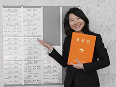 LAC Awardの賞状と認定証を手にする泉 瑠々子さん