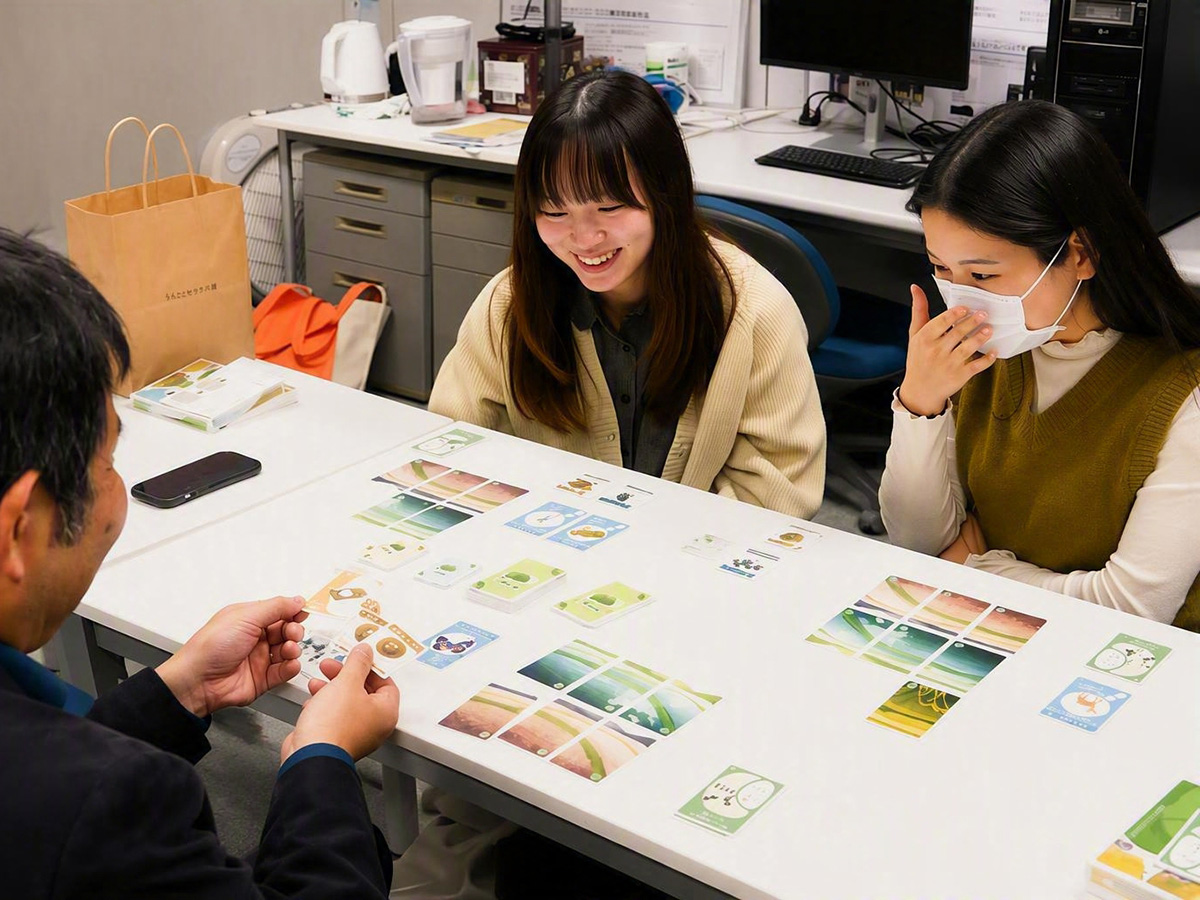 企業や学生とデザイン案を検討している様子