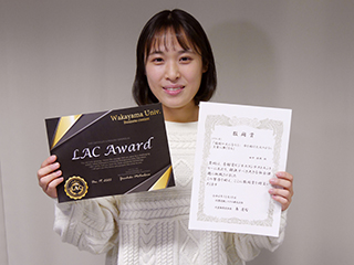 表彰状を手にする田中 桂央さん